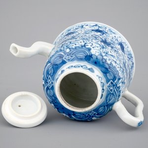 Une théière en porcelaine de Chine, époque Kangxi, ca. 1700 — photo 6
