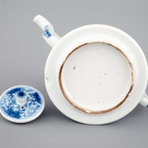 Une théière en porcelaine de Chine, époque Kangxi, ca. 1700 — photo 7