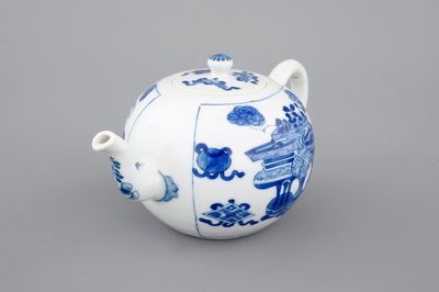 Une théière en porcelaine de Chine, époque Kangxi, ca. 1700