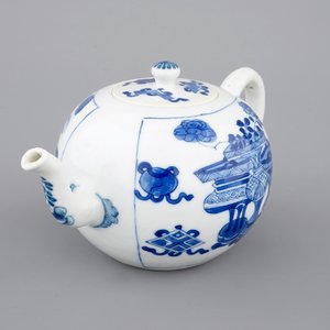 A Chinese blue and white teapot, Kangxi, ca. 1700 — photo 1
