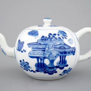 A Chinese blue and white teapot, Kangxi, ca. 1700 — photo 2
