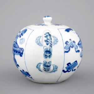 A Chinese blue and white teapot, Kangxi, ca. 1700 — photo 3