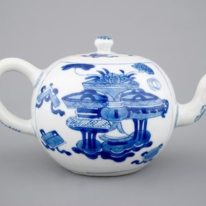 A Chinese blue and white teapot, Kangxi, ca. 1700 — photo 4