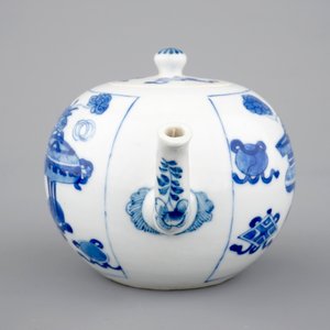 A Chinese blue and white teapot, Kangxi, ca. 1700 — photo 5