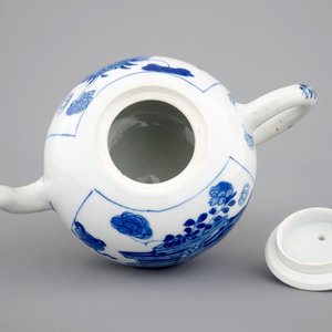 A Chinese blue and white teapot, Kangxi, ca. 1700 — photo 6
