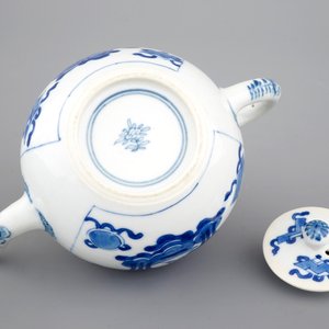 A Chinese blue and white teapot, Kangxi, ca. 1700 — photo 7