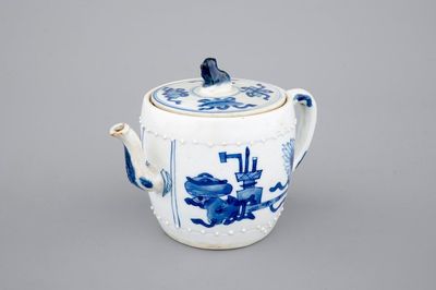 Une théière en porcelaine de Chine bleu et blanc, époque Kangxi, ca. 1700
