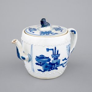 A Chinese blue and white teapot, Kangxi, ca. 1700 — photo 1