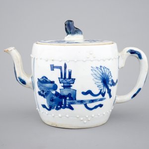 A Chinese blue and white teapot, Kangxi, ca. 1700 — photo 2