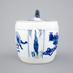 A Chinese blue and white teapot, Kangxi, ca. 1700 — photo 3