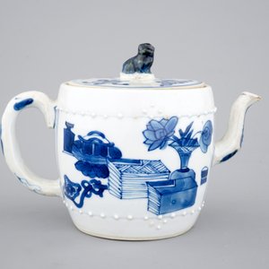 A Chinese blue and white teapot, Kangxi, ca. 1700 — photo 4