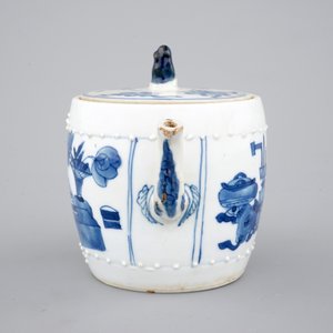 A Chinese blue and white teapot, Kangxi, ca. 1700 — photo 5