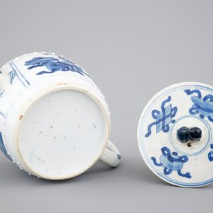 A Chinese blue and white teapot, Kangxi, ca. 1700 — photo 7