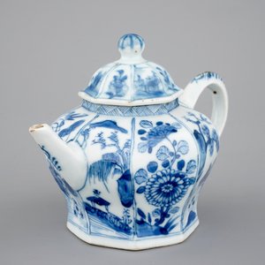 Une théière en porcelaine de Chine, époque Kangxi, ca. 1700 — photo 1