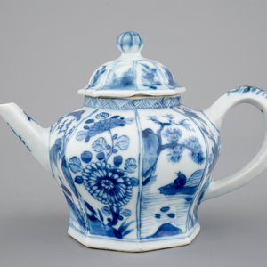 Une théière en porcelaine de Chine, époque Kangxi, ca. 1700 — photo 2