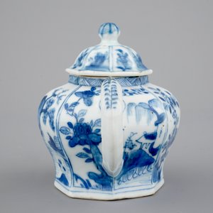 Une théière en porcelaine de Chine, époque Kangxi, ca. 1700 — photo 3