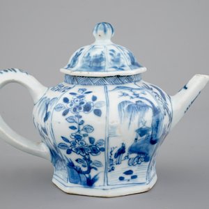Une théière en porcelaine de Chine, époque Kangxi, ca. 1700 — photo 4