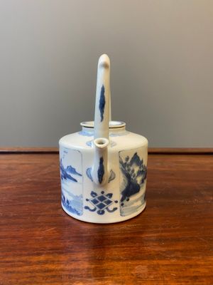 A Chinese blue and white teapot with a fine landscape, Chenghua mark, Kangxi — 照片 2