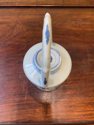 A Chinese blue and white teapot with a fine landscape, Chenghua mark, Kangxi — 照片 5