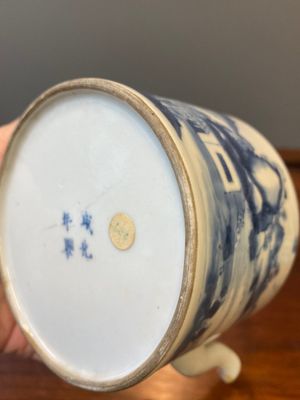 A Chinese blue and white teapot with a fine landscape, Chenghua mark, Kangxi — 照片 7