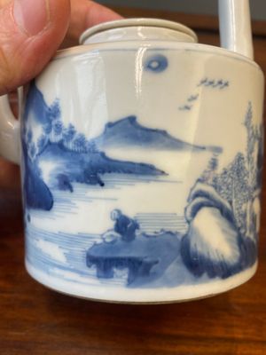 A Chinese blue and white teapot with a fine landscape, Chenghua mark, Kangxi — 照片 9