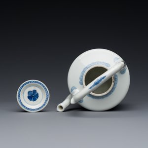 A Chinese blue and white teapot with a fine landscape, Chenghua mark, Kangxi — 照片 6