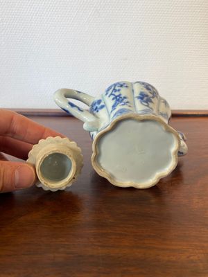 A Chinese blue and white teapot with a phoenix-shaped spout, Kangxi — photo 6
