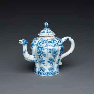 A Chinese blue and white teapot with a phoenix-shaped spout, Kangxi — photo 1