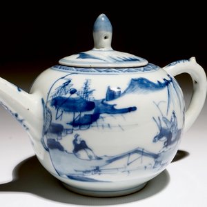 A Chinese blue and white teapot with a sage on a donkey, Kangxi — photo 1