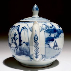 A Chinese blue and white teapot with a sage on a donkey, Kangxi — photo 5