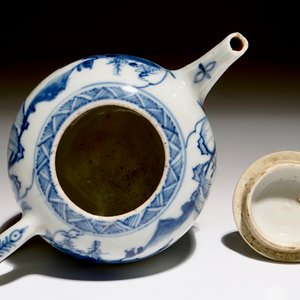 A Chinese blue and white teapot with a sage on a donkey, Kangxi — photo 6