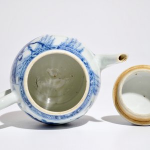 A Chinese blue and white teapot with a scene from "The Romance of the Western Chamber", Yongzheng — photo 5