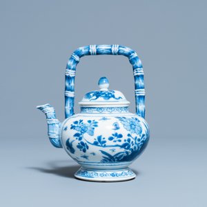 A Chinese blue and white teapot with bamboo-shaped spout and handle, Kangxi — 照片 2