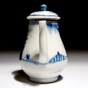 A Chinese blue and white teapot with design of figures, Yongzheng — 照片 2