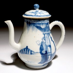 A Chinese blue and white teapot with design of figures, Yongzheng — 照片 7