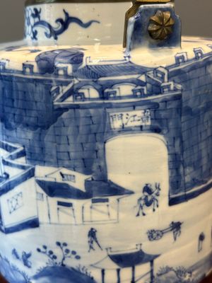 A Chinese blue and white teapot with landscape design and an 'antiquities' dish, 19th C. — photo 13