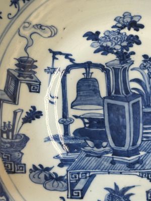 A Chinese blue and white teapot with landscape design and an 'antiquities' dish, 19th C. — photo 20