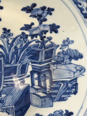 A Chinese blue and white teapot with landscape design and an 'antiquities' dish, 19th C. — photo 21