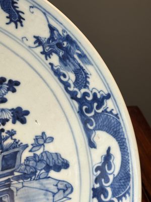 A Chinese blue and white teapot with landscape design and an 'antiquities' dish, 19th C. — photo 23