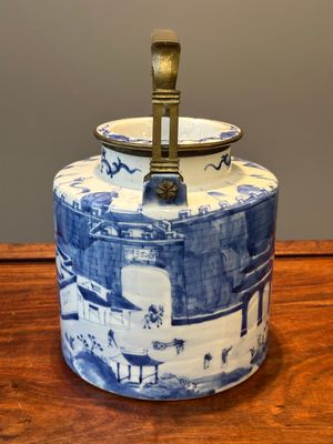 A Chinese blue and white teapot with landscape design and an 'antiquities' dish, 19th C. — photo 3