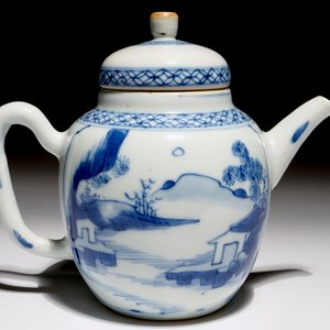 A Chinese blue and white teapot with landscape panels, Kangxi — photo 4