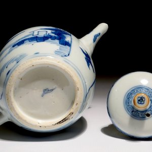 A Chinese blue and white teapot with landscape panels, Kangxi — photo 7