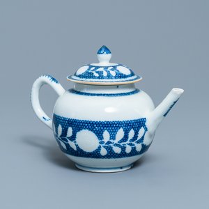 A Chinese blue and white teapot with underglaze design, Yongzheng/Qianlong — photo 1