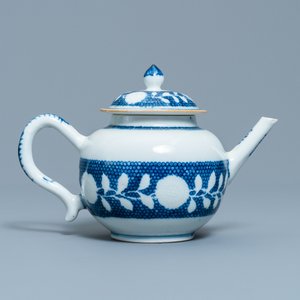 A Chinese blue and white teapot with underglaze design, Yongzheng/Qianlong — photo 2