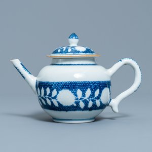 A Chinese blue and white teapot with underglaze design, Yongzheng/Qianlong — photo 4
