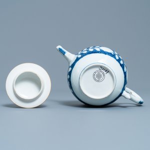 A Chinese blue and white teapot with underglaze design, Yongzheng/Qianlong — photo 7
