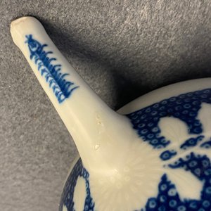 A Chinese blue and white teapot with underglaze design, Yongzheng/Qianlong — photo 9