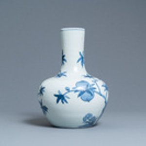 A Chinese blue and white 'tianqiu ping' 'nine peaches' vase, Qianlong mark, 20th C. — 照片 2