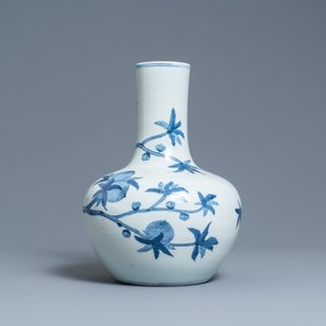 A Chinese blue and white 'tianqiu ping' 'nine peaches' vase, Qianlong mark, 20th C. — 照片 3