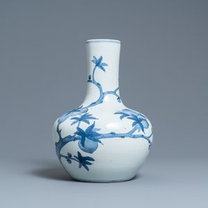A Chinese blue and white 'tianqiu ping' 'nine peaches' vase, Qianlong mark, 20th C. — 照片 4
